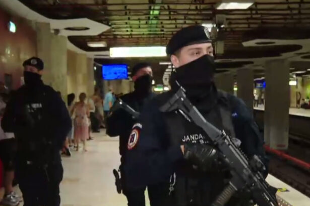 video jandarmii inarmati la metrou au dat nastere unor teorii ale conspiratiei ce spun oamenii care s au intalnit cu ei in statii 689cb90abfe26