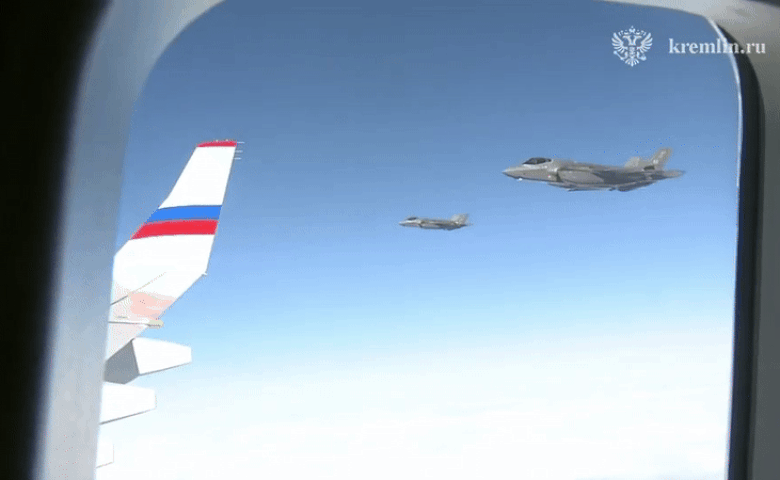 Kremlinul dezvăluie: Avionul lui Putin, însoțit de avioane F-35 americane, se întoarce din Alaska către Rusia 2 video kremlinul anunta ca aeronava lui putin a fost escortata de avioane americane f 35 in drumul de intoarcere din alaska spre rusia 68a0a2d36ec9d