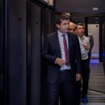 "Ministrul Economiei dezvăluie nereguli în numirile din companiile de stat: Vă amintiți de 'Diavolul' menționat? Politicienii își umplu buzunarele, iar românii suportă povara noilor taxe!" 2 video ministrul economiei anunta ca a gasit nereguli de numire in companii de stat mai tineti minte diavolul de care va spuneam clasa politica isi ingroasa buzunarele in timp ce romanilor li se pun 68a712278eaf5