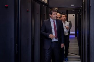video ministrul economiei anunta ca a gasit nereguli de numire in companii de stat mai tineti minte diavolul de care va spuneam clasa politica isi ingroasa buzunarele in timp ce romanilor li se pun 68a712278eaf5