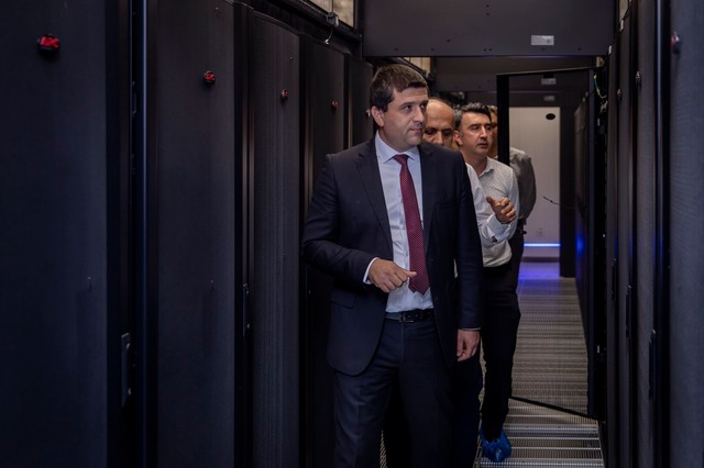 "Ministrul Economiei dezvăluie nereguli în numirile din companiile de stat: Vă amintiți de 'Diavolul' menționat? Politicienii își umplu buzunarele, iar românii suportă povara noilor taxe!" 1 video ministrul economiei anunta ca a gasit nereguli de numire in companii de stat mai tineti minte diavolul de care va spuneam clasa politica isi ingroasa buzunarele in timp ce romanilor li se pun 68a712278eaf5