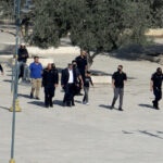 Ministrul israelian Itamar Ben-Gvir, o figură extremă, își încalcă tradiția rugându-se în incinta moscheei Al-Aqsa 2 video ministrul israelian de extrema dreapta itamar ben gvir s a rugat in complexul moscheei al aqsa incalcand o regula veche de decenii 688f392647344