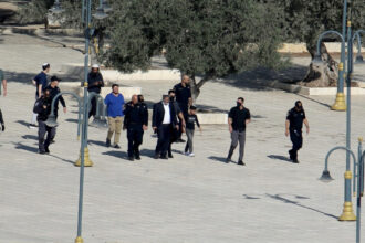 video ministrul israelian de extrema dreapta itamar ben gvir s a rugat in complexul moscheei al aqsa incalcand o regula veche de decenii 688f392647344