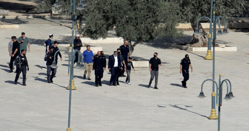 Ministrul israelian Itamar Ben-Gvir, o figură extremă, își încalcă tradiția rugându-se în incinta moscheei Al-Aqsa 1 video ministrul israelian de extrema dreapta itamar ben gvir s a rugat in complexul moscheei al aqsa incalcand o regula veche de decenii 688f392647344