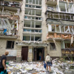 Minunile vieții la Kiev: O tânără a sărit de la etajul nouă din cauza exploziei unei rachete rusești și a înfruntat moartea cu curaj. 2 video miracol la kiev o tanara a fost aruncata de la etajul noua de suflul exploziei unei rachete rusesti si a supravietuit 688d0a295a8a0