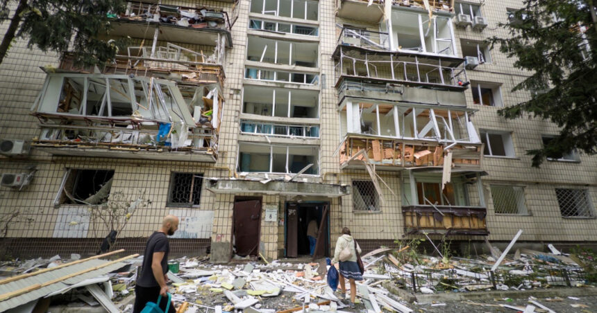 Minunile vieții la Kiev: O tânără a sărit de la etajul nouă din cauza exploziei unei rachete rusești și a înfruntat moartea cu curaj. 1 video miracol la kiev o tanara a fost aruncata de la etajul noua de suflul exploziei unei rachete rusesti si a supravietuit 688d0a295a8a0