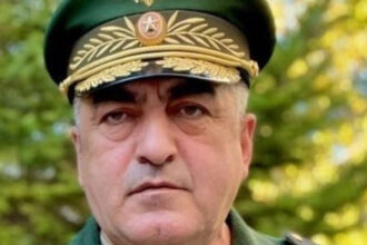 video momentul in care masina generalului rus esedulla abacev a fost vizata de ucraineni in regiunea kursk comandantul a fost grav ranit 68a5d09884e4b