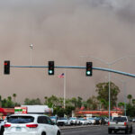„Când Phoenixul este înghițit de o furtună de praf: valuri de nisip învăluind orașul” 2 video momentul in care o furtuna de praf haboob loveste orasul phoenix din arizona valuri de nisip aruncate la zeci de metri in aer 68ad99a02a6fd