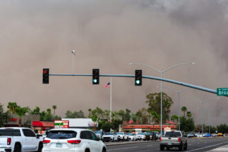 video momentul in care o furtuna de praf haboob loveste orasul phoenix din arizona valuri de nisip aruncate la zeci de metri in aer 68ad99a02a6fd