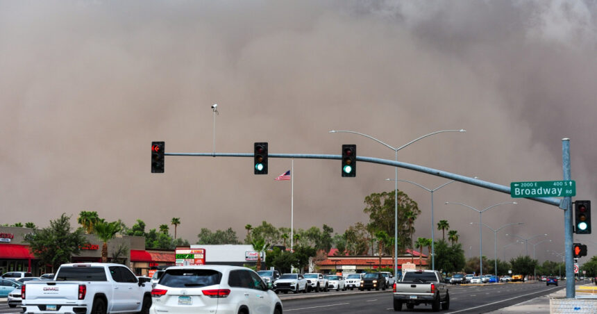 „Când Phoenixul este înghițit de o furtună de praf: valuri de nisip învăluind orașul” 1 video momentul in care o furtuna de praf haboob loveste orasul phoenix din arizona valuri de nisip aruncate la zeci de metri in aer 68ad99a02a6fd