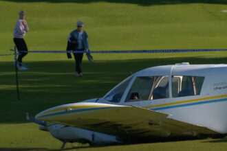 video momentul in care un avion incearca o aterizare fortata si cade pe un teren de golf in australia 68a2d90e6fe43