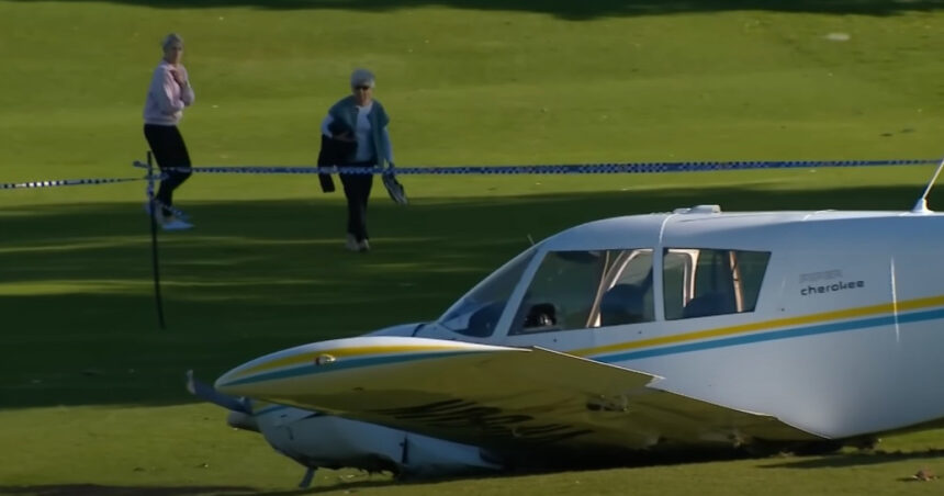 Zborul cu peripeții: Un avion aterizează forțat pe un teren de golf australian 1 video momentul in care un avion incearca o aterizare fortata si cade pe un teren de golf in australia 68a2d90e6fe43