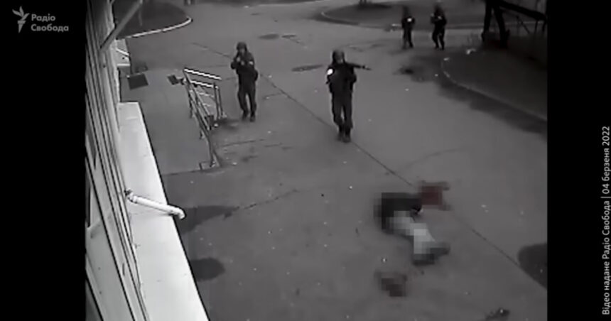Imagini șocante din Bucea: un civil este ucis pe stradă de către forțele ruse, urmat de jaful unui magazin. Vladimir Putin vorbește despre „provocări”. 1 video momentul in care un civil din bucea este executat in strada de catre rusi urmeaza jefuirea unui magazin vladimir putin provocari 6893904ca3eaa