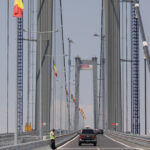 Încercări dificile pentru „Golden Gate” românesc: la podul din Brăila au apărut cratere prin care răzbate apa. Reacția CNAIR. 2 video noi probleme la golden gate de romania in asfaltul podului de la braila au aparut gauri prin care iese apa ce spune cnair 6890d4681d473