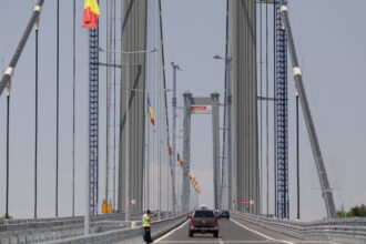 video noi probleme la golden gate de romania in asfaltul podului de la braila au aparut gauri prin care iese apa ce spune cnair 6890d4681d473