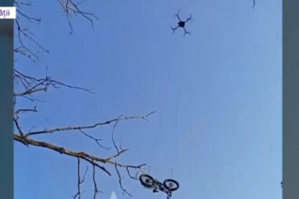 video o poveste incredibila un soldat ucrainean inconjurat de rusi a fost salvat cu ajutorul unei biciclete electrice livrate cu drona 688c685890066