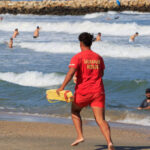Pericol pe litoralul românesc: steagul roșu a fost ridicat, iar un turist și-a pierdut viața înecat la Jupiter. 2 video pericol pe litoralul romanesc a fost arborat steagul rosu un turist a murit inecat la jupiter 68a0914ad2597