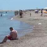 Atenție la valuri! Gropi periculoase la câțiva pași de țărm în plin sezon estival – declarațiile oficialilor. 2 video pericolul din mare in plin sezon estival gropi adanci la doar cativa metri de mal ce spun autoritatile 68a3f7b6eb8a1