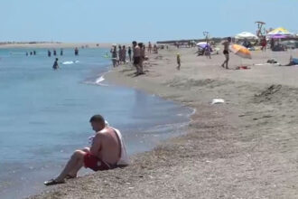 video pericolul din mare in plin sezon estival gropi adanci la doar cativa metri de mal ce spun autoritatile 68a3f7b6eb8a1