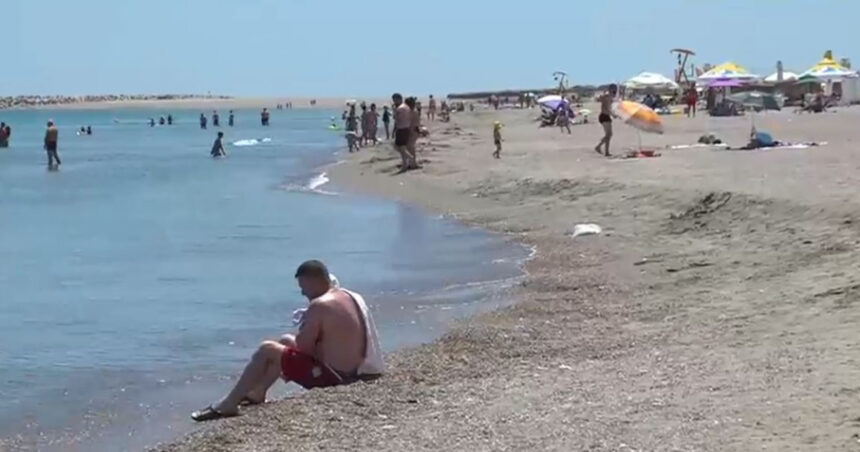 Atenție la valuri! Gropi periculoase la câțiva pași de țărm în plin sezon estival – declarațiile oficialilor. 1 video pericolul din mare in plin sezon estival gropi adanci la doar cativa metri de mal ce spun autoritatile 68a3f7b6eb8a1
