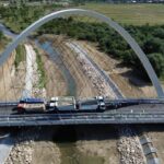 „Podul cu cel mai spectaculos arc parabolic din România a demonstrat că rezistă provocărilor” 3 video podul cu cel mai mare arc parabolic din romania a trecut testul de rezistenta 689c8cb3d41d5