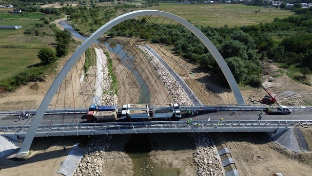 „Podul cu cel mai spectaculos arc parabolic din România a demonstrat că rezistă provocărilor” 1 video podul cu cel mai mare arc parabolic din romania a trecut testul de rezistenta 689c8cb3d41d5