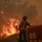 Incendiile din Portugalia continuă să facă ravagii: un pompier și-a pierdut viața în timpul unei misiuni de salvare 2 video portugalia se lupta in continuare cu incendiile de vegetatie un pompier a murit in timpul unei interventii 68a9f26e50b71