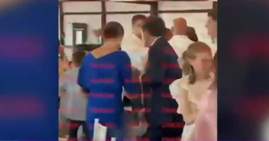 Nicușor Dan, surprins la o petrecere de nuntă în apropierea Bucureștiului, în weekendul festiv dedicat Sfintei Maria 1 video presedintele nicusor dan surprins la o nunta langa bucuresti in weekendul prelungit de sfanta maria 68a4d6e95be9d