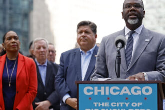 video primarul din chicago il sfideaza pe trump care vrea sa opreasca imigratia e scapat de sub control 68b49aafc3af1
