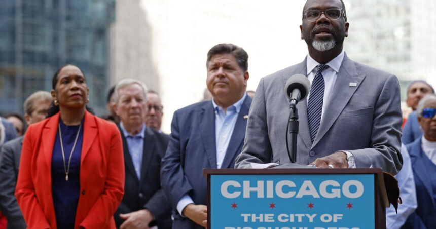 Primarul din Chicago ripostează la atacurile lui Trump asupra imigrației: „Situația este de necontrolat!” 1 video primarul din chicago il sfideaza pe trump care vrea sa opreasca imigratia e scapat de sub control 68b49aafc3af1