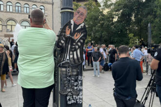 video protest in piata universitatii fata de declararea zilei de doliu national pentru iliescu jandarmeria spune ca manifestatia e ilegala 6894de05789e6
