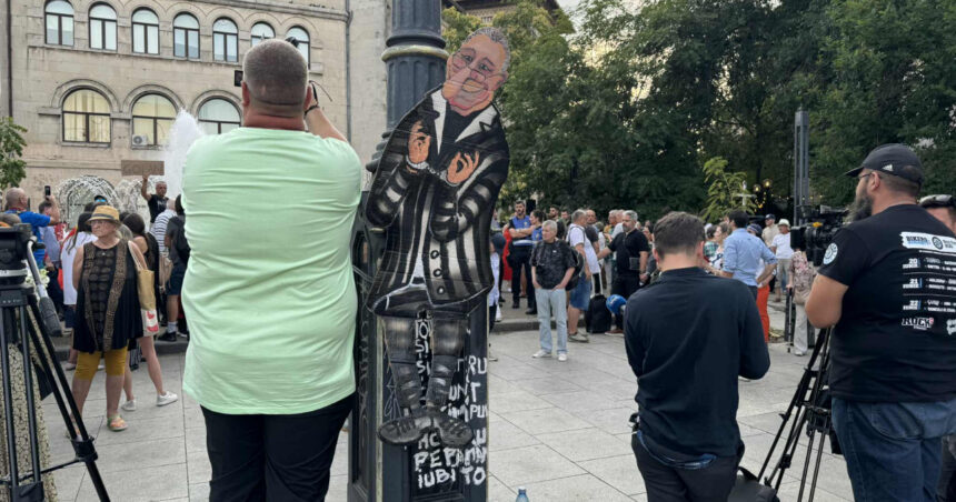 Protest în Piața Universității împotriva instituirii unei zile de doliu național pentru Iliescu; Jandarmeria consideră că acțiunea este neautorizată. 1 video protest in piata universitatii fata de declararea zilei de doliu national pentru iliescu jandarmeria spune ca manifestatia e ilegala 6894de05789e6