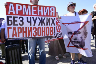 video proteste in armenia se cere retragerea rusilor din baza militara 102 de la gyumri 68aa122cd86a0