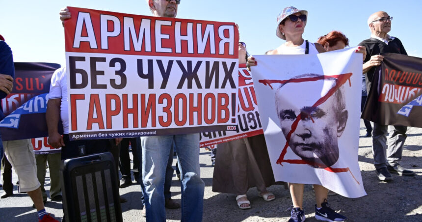 Armenia în Stradă: Cereri pentru evacuația trupelor ruse din baza militară 102 de la Gyumri 1 video proteste in armenia se cere retragerea rusilor din baza militara 102 de la gyumri 68aa122cd86a0