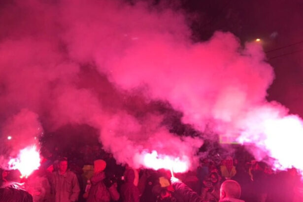 video proteste violente cu torte si petarde in serbia doua tabere s au confruntat sustinatorii lui vucic cu manifestantii anti guvern 689d9a37985f1