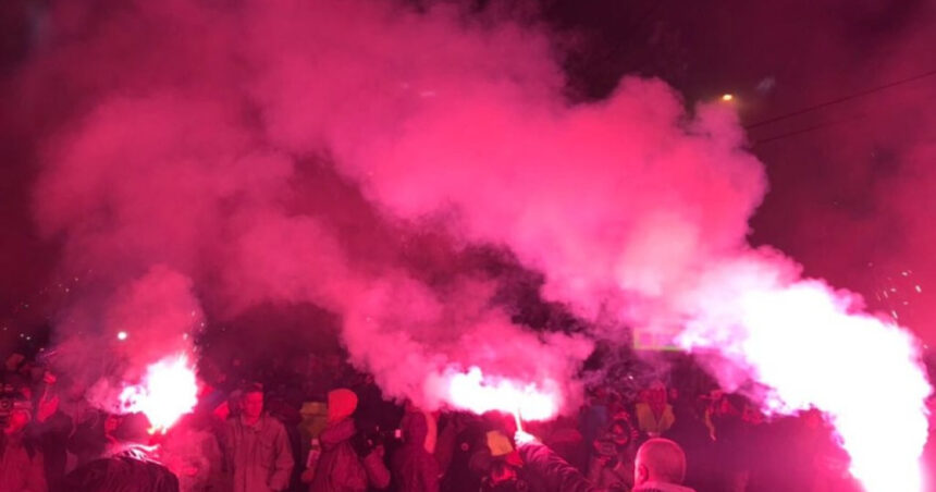 Foc și furie în Serbia: Confruntări între susținătorii lui Vucic și protestatarii anti-guvernamentali 1 video proteste violente cu torte si petarde in serbia doua tabere s au confruntat sustinatorii lui vucic cu manifestantii anti guvern 689d9a37985f1