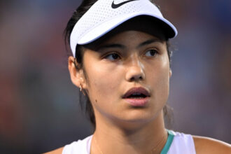 video reactia emmei raducanu la turneul de la cincinnati ce a facut jucatoarea de tenis dupa ce un copil a inceput sa planga in tribune 689b95accb8e4