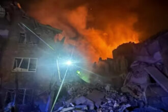video rusia a bombardat din nou kievul cel putin 14 morti printre care trei copii valul de rachete si drone a provocat pagube majore 68b024019eb57
