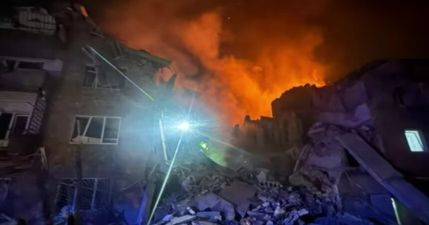 Atac devastator asupra Kievului: 14 vieți pierdute, inclusiv trei copii, în urma bombardamentelor cu rachete și drone. Pagube semnificative raportate. 1 video rusia a bombardat din nou kievul cel putin 14 morti printre care trei copii valul de rachete si drone a provocat pagube majore 68b024019eb57