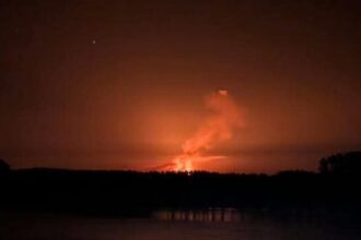 video rusii au bombardat localitatea orlovca peste dunare de judetul tulcea exploziile au fost vizibile din mai multe localitati din romania 6892e55ed1e6e