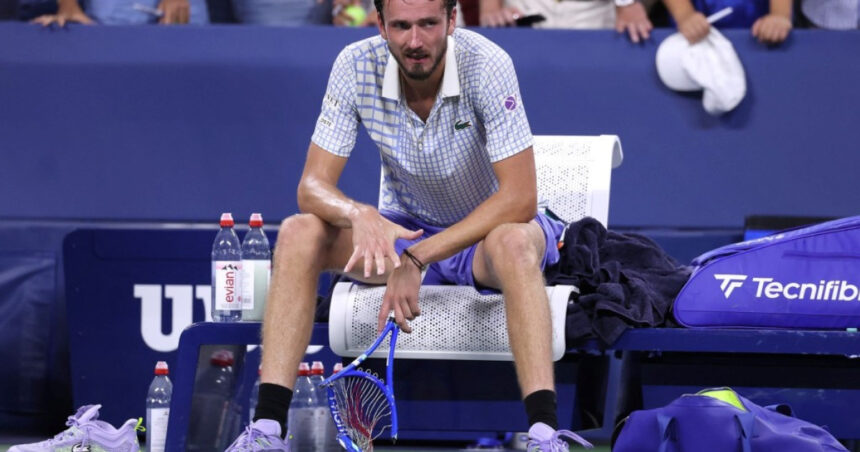 Daniil Medvedev, jucătorul rus, sancționat cu 42.500 de dolari pentru ieșirea sa impulsivă la US Open 1 video rusul daniil medvedev amendat cu 42 500 de dolari dupa ce a facut o criza de nervi la us open 68b0b20e56c62