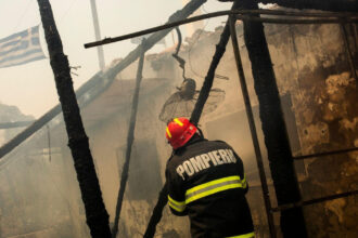 video s au aprins din nou padurile greciei aproape 8 000 de oameni evacuati din calea flacarilor zeci de pompieri romani trimisi sa ajute 689c3a4b16788