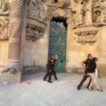 Sagrada Familia, îmbrăcată în roșu de două protestatare, strigă: „Cerem justiție pentru climă!” 3 video sagrada familia stropita cu vopsea rosie de doua femei in semn de protest vrem dreptate climatica 68b46610cb21f