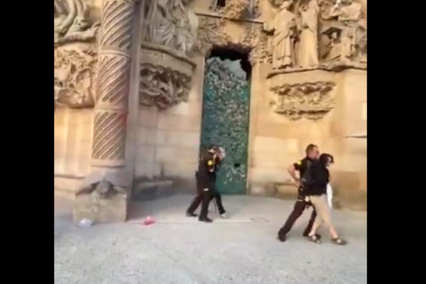 video sagrada familia stropita cu vopsea rosie de doua femei in semn de protest vrem dreptate climatica 68b46610cb21f