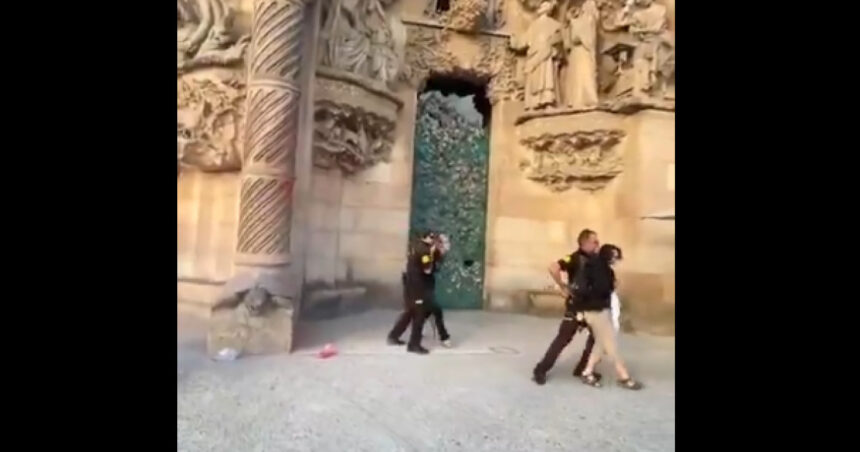 Sagrada Familia, îmbrăcată în roșu de două protestatare, strigă: „Cerem justiție pentru climă!” 1 video sagrada familia stropita cu vopsea rosie de doua femei in semn de protest vrem dreptate climatica 68b46610cb21f