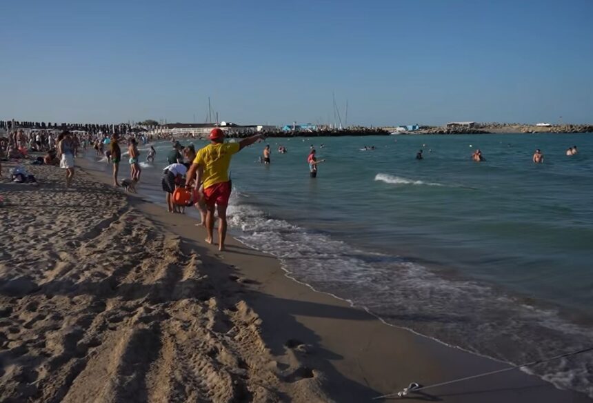 Atenție pe plajă! Eforturile salvamarilor din Eforie Nord te pot salva de la probleme costisitoare! 1 video salvamarii din eforie nord avertizeaza ignorarea regulilor pe plaja te poate costa scump 6890860cb1e3d