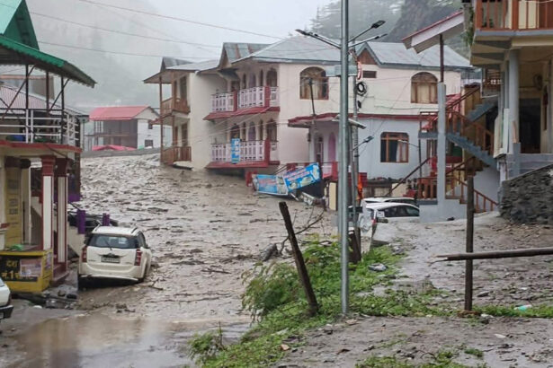 video sat indian distrus de viitura la poalele muntilor himalaya cel putin 4 morti si peste 50 de disparuti 689221c474eb3