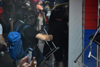 video scene de razboi in serbia manifestantii au devastat sediul partidului de guvernamant din novi sad zeci de raniti si arestati 689ee0de379ed