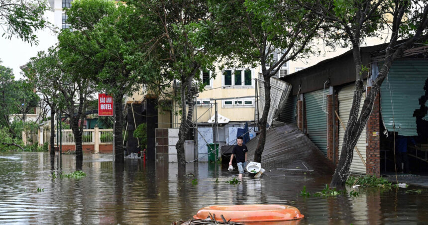 Furia taifunului în Vietnam: 7 vieți pierdute și 34 de răniți, mii de clădiri, inclusiv școli și spitale, la pământ. 1 video taifun devastator in vietnam 7 morti si 34 de raniti uraganul a distrus mii de cladiri printre care zeci de scoli si opt spitale 68aec817b1bc1