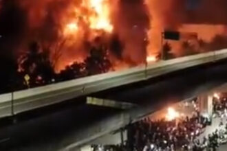 video trei persoane au murit intr un incendiu in timpul unei manifestatii in orasul makassar din indonezia 68b292367539e